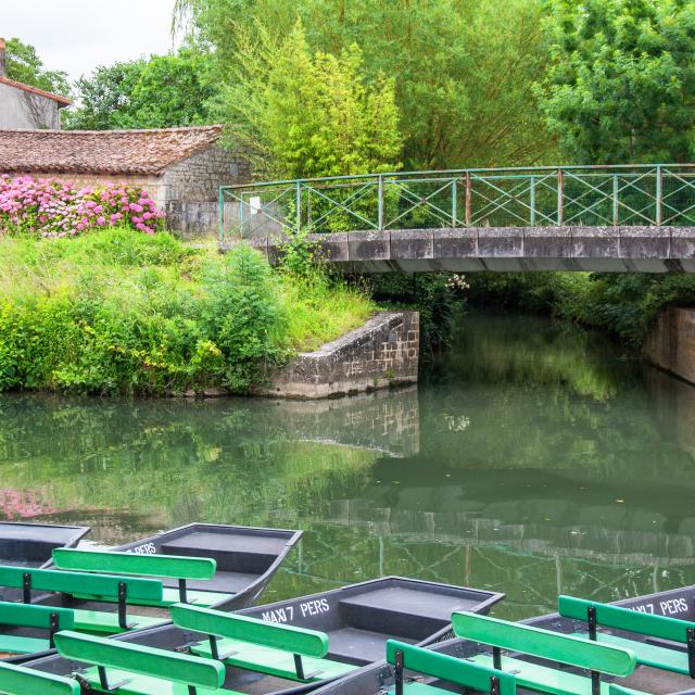 Coulon, accostage de barques dans le Marais Poitevin, Poitou Charentes, Deux Sèvres