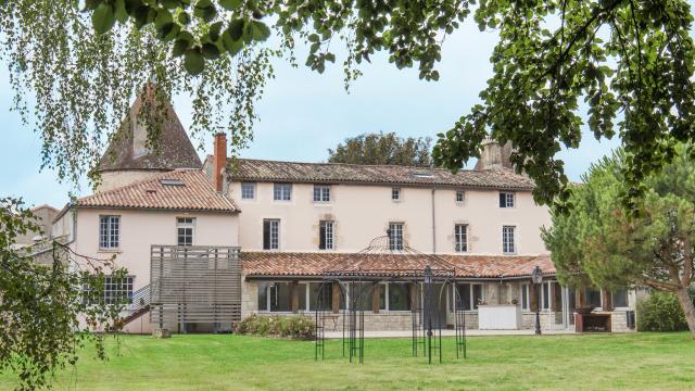 Hostellerie De L'abbaye Celles Sur Belle