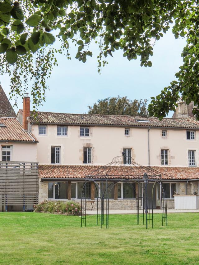 Hostellerie De L'abbaye Celles Sur Belle